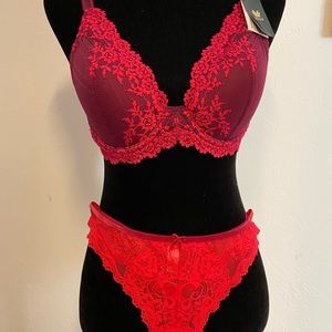 GORGEOUS WACOL LACE BRA & 4 VS THONGS